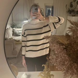 Stickad randig tröja från vila - Säljer nu denna väldigt sköna stickade tröjan från VILA. Den är väldigt varm och mysig, perfekt till hösten! Nästintill oanvänd, storlek Small 🤍