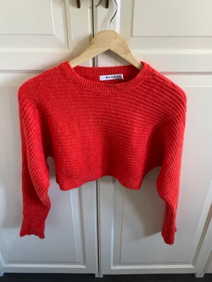 Stickad croppad tröja NAKD - Säljer min stickade croppade tröja från NAKD! Bra skick, storlek S! Mitt pris: 75kr! Skriv om du har någon fråga eller vill ha fler bilder! ✨✨