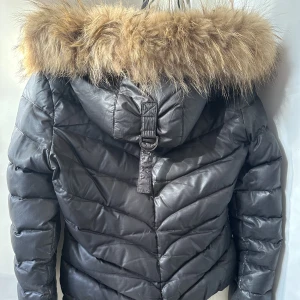 Hollies jacka - Säljer nu min hollies jacka som är i fint men använt skick, äkta päls, 3 fickor varav en innerficka! Priset går att diskutera!!