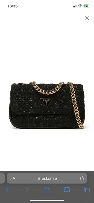 Väska från guess - Slutsåld Fina väska i den mindre modellen som inte används pga jag använder silver. I perfekt skick och knappt använd! Inköpspris 1400. Kom gärna med bud! 