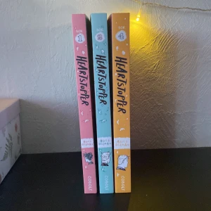 Heartstopper (1,2,4) - Heartstopper bok 1,2,4 på svenska! Köpta för 200, lästa 1 gång så de är i mycket bra skick. Säljer för 100kr styck eller 250kr för alla 3✨