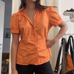 Orange skjorta - Färgen kommer inte fram på bilden men lovar att den är så mkt finare i verkligheten och inte lika grå:( så höstig🍁🍂🍁🍂🍁🍂🍁