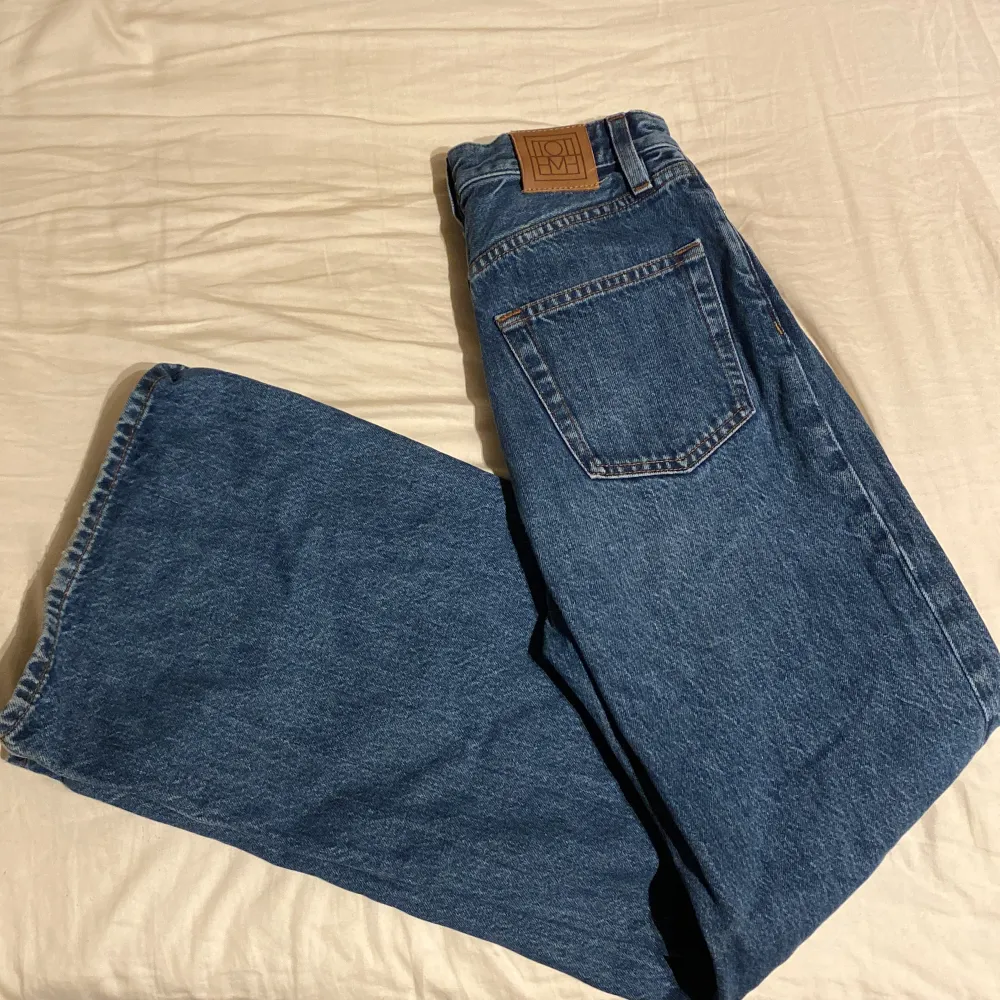 Wide jeans in a nice blue colour in model wide from Toteme in size 25! . Jeans & Byxor.
