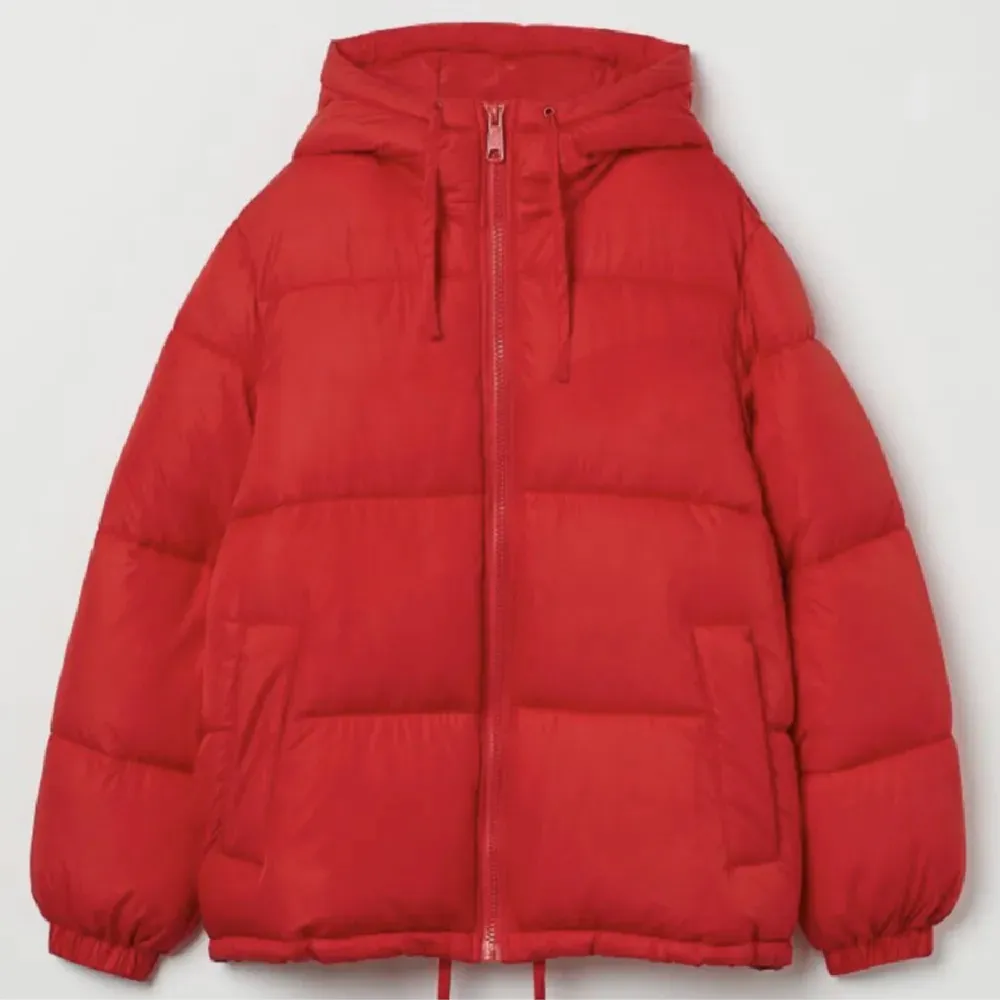 Säljer min jätte snygga röda jacka från hm! Perfekt inför vintern💞Fint skick, priset kan diskuteras💞. Jackor.