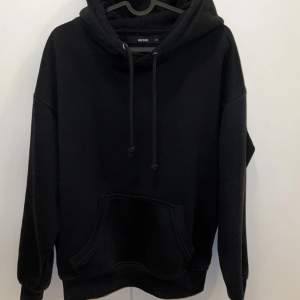 Skön svart hoodie/huvtröja från BikBok i storlek XS. I gott skick, nypris 399 kr.  Köparen står för eventuell frakt.