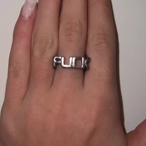 ”FUCK” ring - Säljer nu min ”FUCK” ring helt ny fick hem den idag säljer då den sitter lite tajt  Storlek:17/17,05
