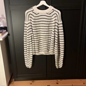 Gina tricot  - Virkad Gina tricot tröja i storlek S. Randig och stor i storleken. 