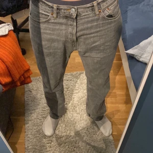 Weekday Space Jeans - Säljer dessa weekday jeans eftersom att de inte kommer till användning, använda några gånger, inga defekter eller annat. Om ni har frågor skriv gärna.