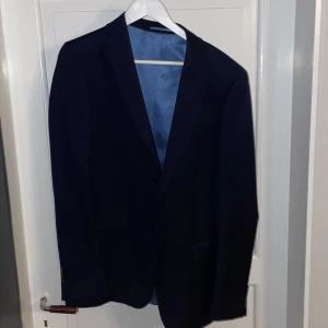 Mörkblå kavaj - Använd en gång . Väldigt bra skick🙌