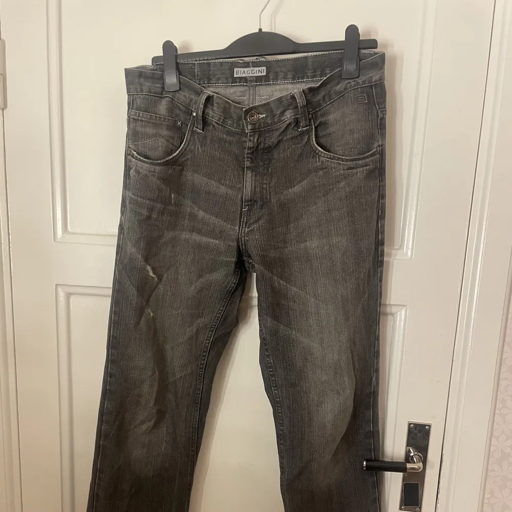 Säljer dessa mörk grå jeans, det är i bra skick. Hör av dig om du vill ha fler bilder!. Jeans & Byxor.
