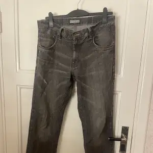 Säljer dessa mörk grå jeans, det är i bra skick. Hör av dig om du vill ha fler bilder!