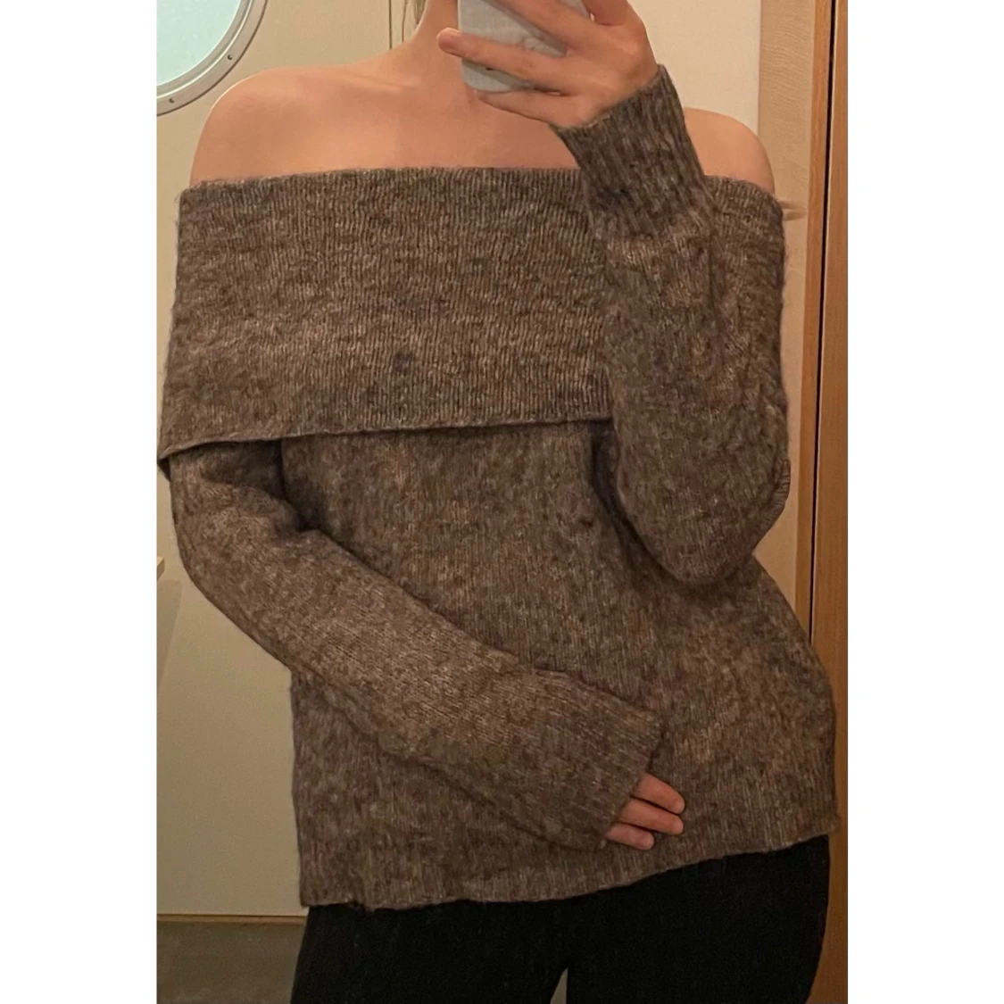 Stickad off shoulder tröja