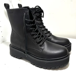 Boots - Helt oanvända boots, säljer då jag redan har ett par. Storlek 39, köpta för 650kr☺️