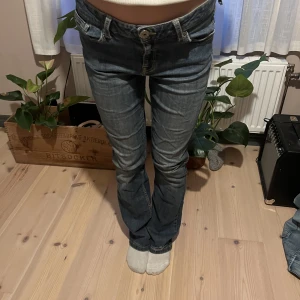 Jeans - Superfina lågmidjade jeans! Den har fler defekter en de som visas på bilden så kom privat om ni vill se det! Midjemått: 38,5 cm. Innerbenslängd: 77 cm. Stretchigt material så kan röjas ut och väldigt rörligt.