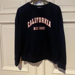 Långärmad tröja  - En skön långärmad tröja från shein i storlek M! Tröjan är mörkblå! 