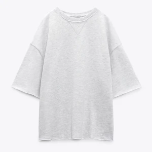 Kortärmad sweatshirt  - Säljer en helt oanvänd kortärmad sweatshirt med lappen kvar. Den är slutsåld på hemsidan. Storlek S men passar M också då den är lite mer oversized 