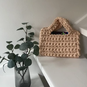 Virkad väska - Virkad väska i återvunnet bomullsmaterial från textilindustrin. 25x14cm.