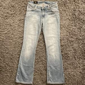 Super snygga Bootcut lågmidjade jeans från lee. De är använda ett par gånger men finns inga direkta tecken! Jeansen är ljusblåa men blir mörkare längre ner☺️ W:28    L:33