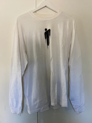 Billie Eilish tröja  - Billie Eilish långärmad tröja med tryck på fram och baksida. 