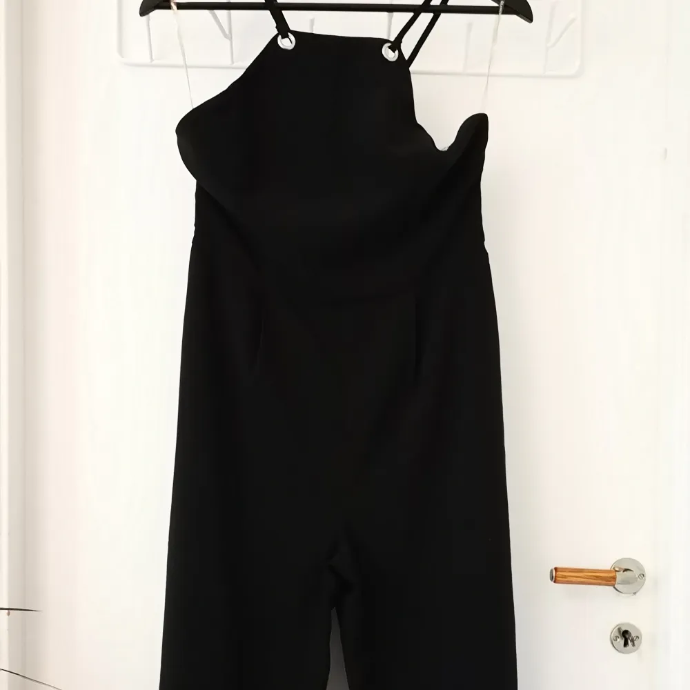 Straight line jumpsuit with metallic details on the top. Seamless zipper and great fit. Brand is Glamorous from Top Shop UK. . Klänningar.