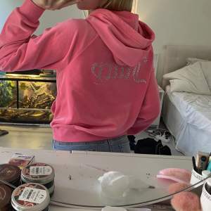 Jag säljer nu min Juicy Couture. Inte använt den så mycket bara då jag köpte den. Som ni kan se på sista bilden är det ett brännmärke vid armen, så jag säljer tröjan lite billigare pga det. Det är stl L men passar defenetivt S/M eftersom jag har S. 🩷