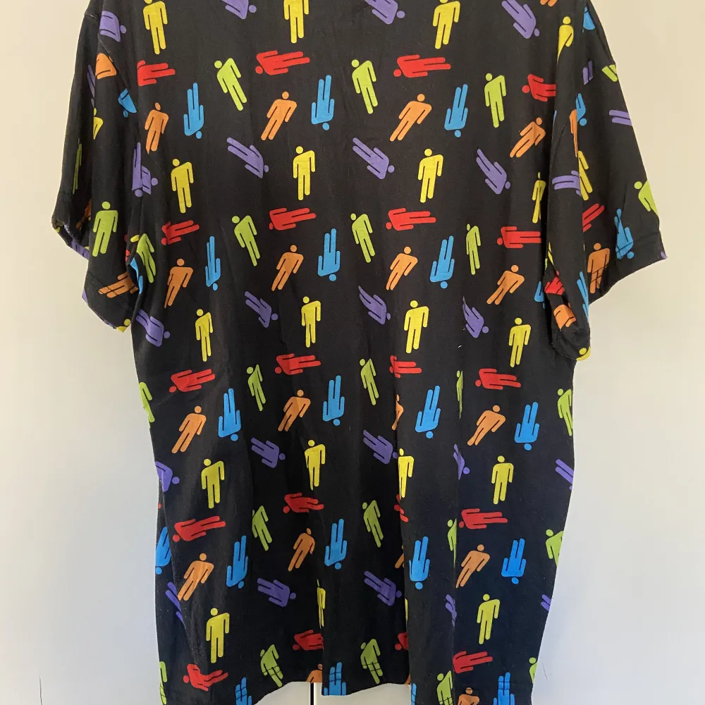 Billie Eilish rainbow blohsh t-shirt som såldes i pop up butiker och denna är köpt i Berlin 2019.. T-shirts.