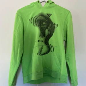 Billie Eilish hoodie - Billie Eilish hoodie med tryck på framsidan. Väldigt liten i storleken så skulle misstänka att det är XL i barnstorlek. Använt skick.
