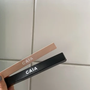 Caia pennor - EYELINERN ÄR SÅLD!  En eyeliner och en eye brightener. Helt oanvända. Säljer då jag fick dom i julkalendern och vet redan nu att dom inte kommer att komma till användning. På hemsidan säljs de för 195kr styck. Mitt pris är 90kr styck.