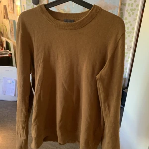 Brun stickad tröja - Brun stickad tröja från H&M i nyskick, har endast används ett fåtal gånger sedan köp. Storlek M.