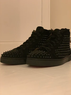 louboutin skor - Säljer mina louboutin skor storlek43 box finns till 