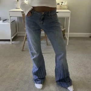 Lågmidjade vintage jeans  - Jättefina jeans som tyvärr inte passar mig som jag vill. Passar någon som är 170 eller lite längre. Bra skick! 🩷