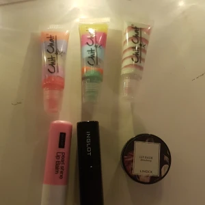 Olika - Olika lipgloss,läppsyl,lippbalm och läppstift 15kr frakten❤Skriv privat för fler bilder. 10kr styck❤