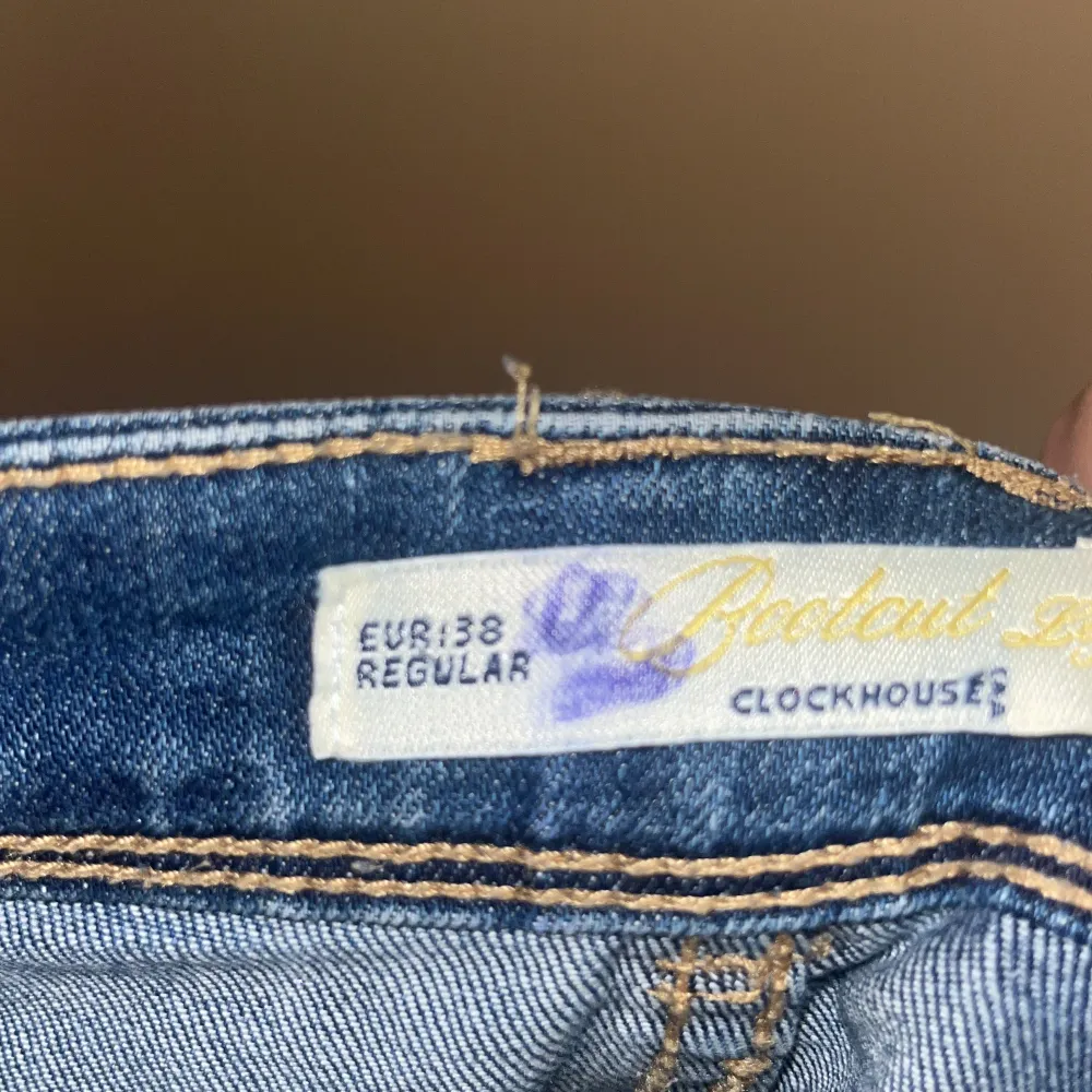 Jättefina jeans från CKH. DENIM (tror jag). Jättefin passform!! Kom med prisförslag o kontakta mig för exakta mått❤️. Jeans & Byxor.