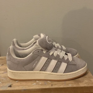 ljusgråa adidas CAMPUS 00s - pris kan diskuteras super trendiga adidas skor som endast använts två gånger ute på torrmark så har inga tecken på andvändning skosnörena är inte ens rörda så skulle säga att de är som nya säljer endast för de inte är min stil och inte kommer till användn