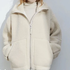 Teddy jacka - Köpte den på hm för 2 år sedan och har inte kommit till användning. Nypris runt 800kr. Kan tänka mig sänka priset vid snabb affär. Jag är 1,50!