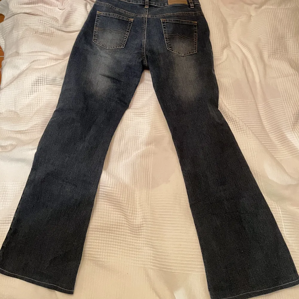 Coola low-waist jeans från Blind Date med fina detaljer på fickorna! . Jeans & Byxor.