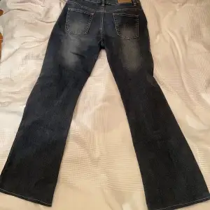 Coola low-waist jeans från Blind Date med fina detaljer på fickorna! 