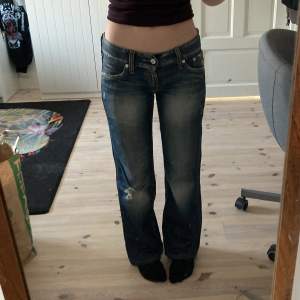 Superfina lågmidjade jeans med lite bootcut. Midjemått ca 78cm och innerbenslängd 70cm☺️