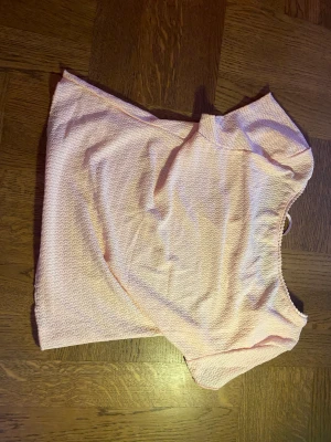 stickad gullig topp - gullig stickad topp med rosett 💗 använder inte riktigt längre då det inte är min stil, använt några gånger 💗