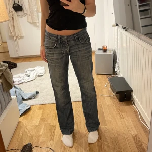 Lågmidjade vintage jeans  - Lågmidjade sitter bra på mig som vanligtvis har M i byxor. Är 174 cm som referens. Köpta secondhand i Paris. Står ingen storlek i dom, men kan ta mått! 
