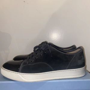 Lanvin skor - Nästan helt nya lanvins, Cond 9,5/10  Uk 9=43 (färgen marinblå som är eftertraktad) Tveka ej på höra av dig om du har någon fråga!