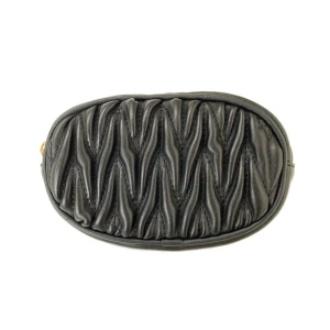 Pieces Bältesväska Väska För Bälte Konstläder Svart Guld Dragkedja - Begagnad bältesväska av konstläder. Passar bälten bredd Max 4,5cm. Bälte ingår ej. Svart med guldfärgade detaljer. Mått c:a 11x18x4,5cm. Villkor enligt profilbeskrivning