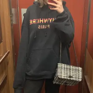 Säljer min The Kooples hoodie då jag inte använder den längre  Nypris 1399kr 🥰 Oversized fit Skriv för fler bilder 💗