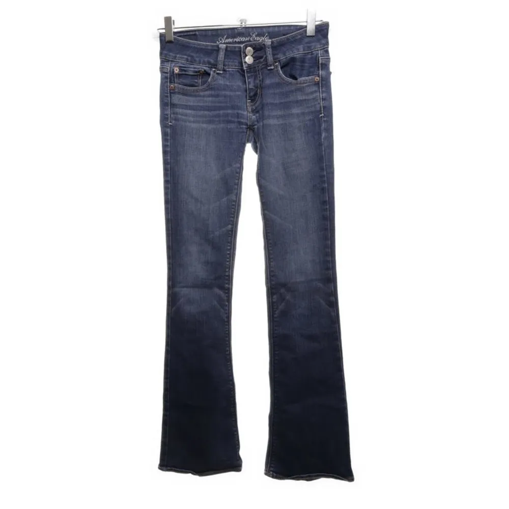 Säljer mina skitsnygga lågmidjade bootcut American eagle jeans!innerbenslängd: 77. De är tyvärr försmå för mig så kan inte visa nån bild på, men hör av er vid frågor💖. Jeans & Byxor.