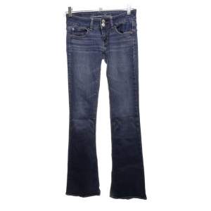 Säljer mina skitsnygga lågmidjade bootcut American eagle jeans!innerbenslängd: 77. De är tyvärr försmå för mig så kan inte visa nån bild på, men hör av er vid frågor💖