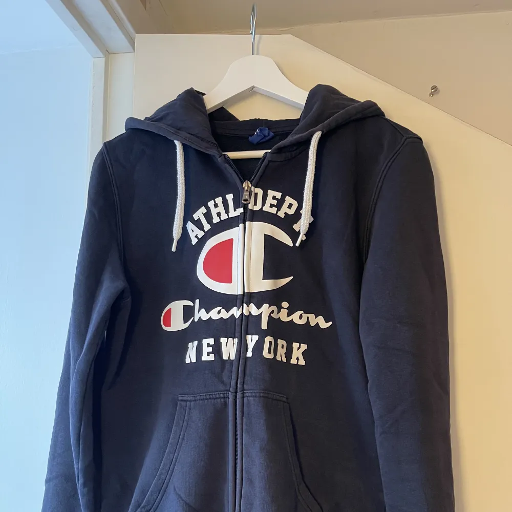 En ”vintage” champion hoodie, tror inte den säljs längre. Kommer inte till användning därför säljer jag den:) . Hoodies.