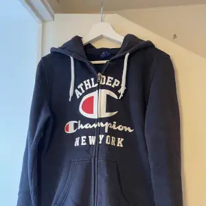 En ”vintage” champion hoodie, tror inte den säljs längre. Kommer inte till användning därför säljer jag den:) 