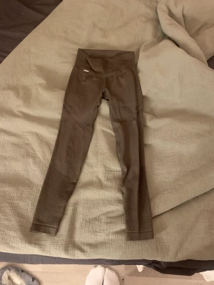 Mörkgröna träningsbyxor aimn  - Mörkgröna träningsbyxor från aimn. Använda 1 gång. Inga defekter 🥰