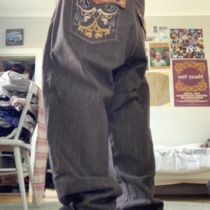 Knockout jeans - Kom med bud. Feta drainer jeans, storlek 38,33. Färgen har flagnat på fickorna, men feta ändå.