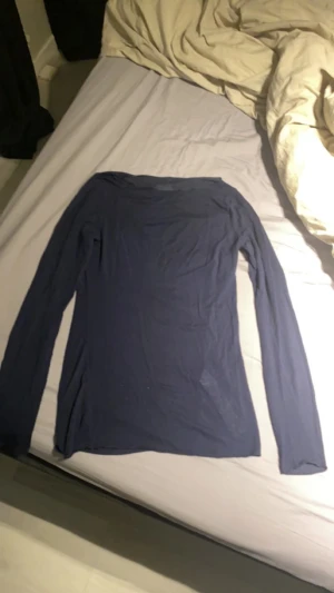 Intimissimi tröja - Hej! Säljer min marinblåa intimissimi tröja då den inte kommit till någon stor användning, använt 2 ggr. Inga hål eller ngt sånt, som helt ny!  Köpte den för 450kr och säljer för 190kr. Jag står inte för frakten!